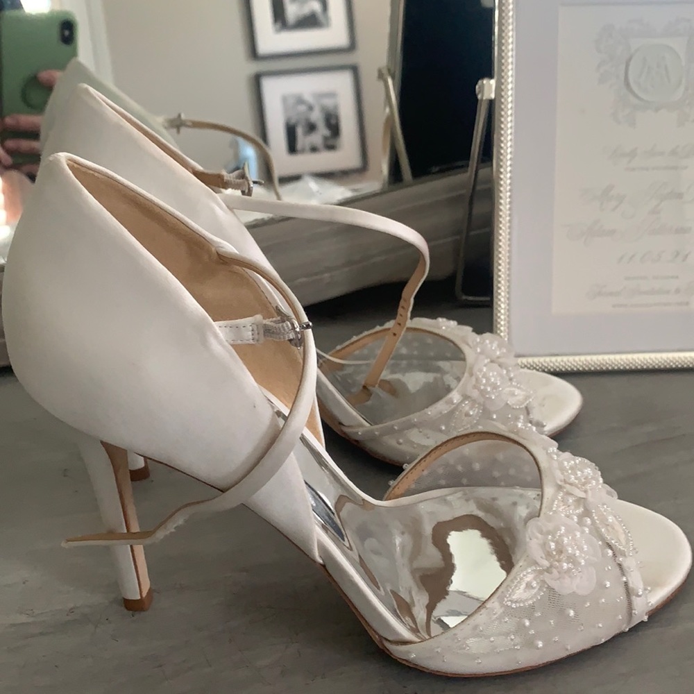 Badgely Mischka bridal shoes. SZ 9